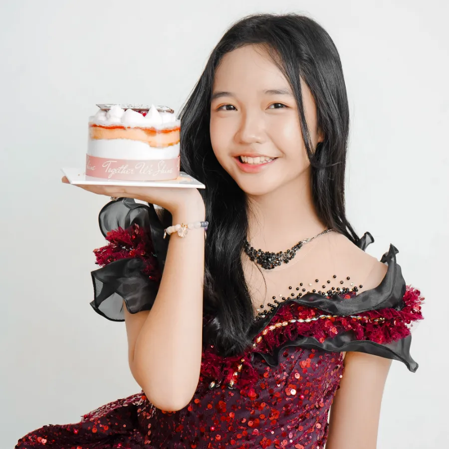 Foto ulang tahun remaja dengan kue di studio Fotoruma
