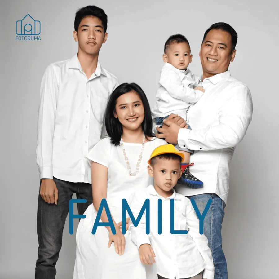Foto keluarga lima orang berbusana putih di studio Fotoruma