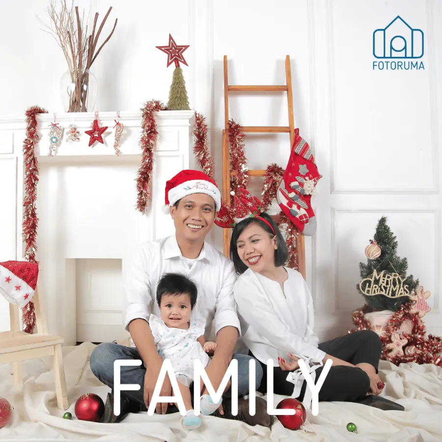 Foto keluarga bertema Natal di studio Fotoruma