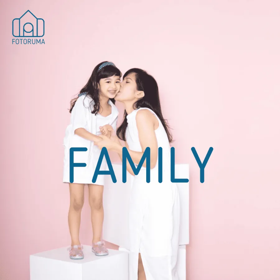 Foto ibu dan anak dengan latar pink di studio Fotoruma