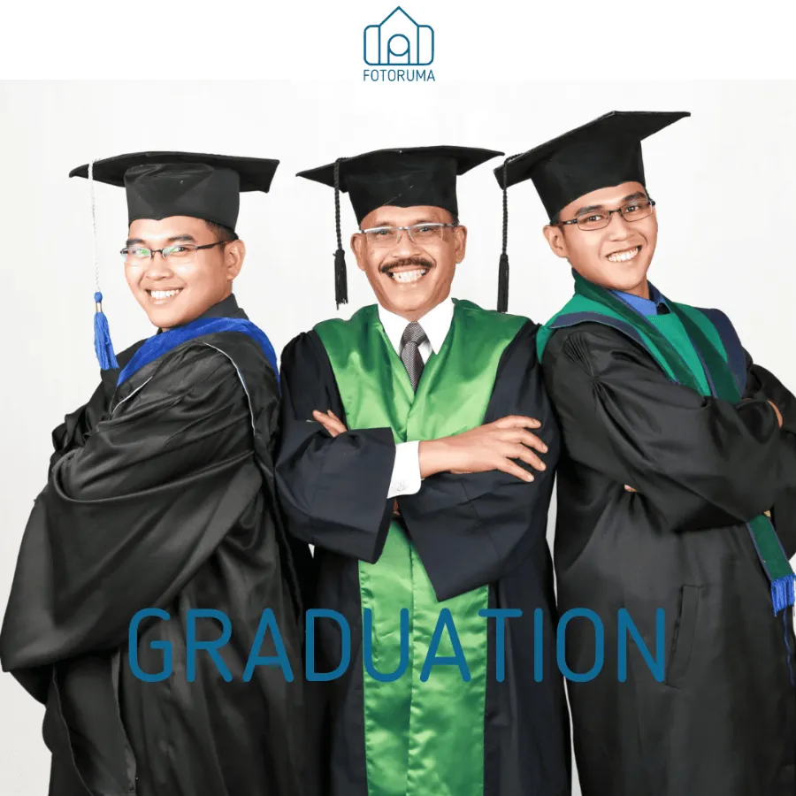 Foto wisuda ayah dan dua anak bertoga di studio Fotoruma