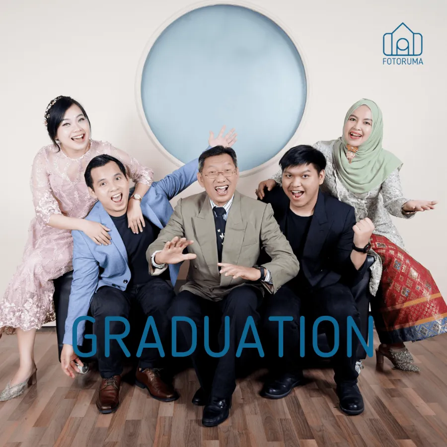 Foto wisuda bersama keluarga di studio Fotoruma