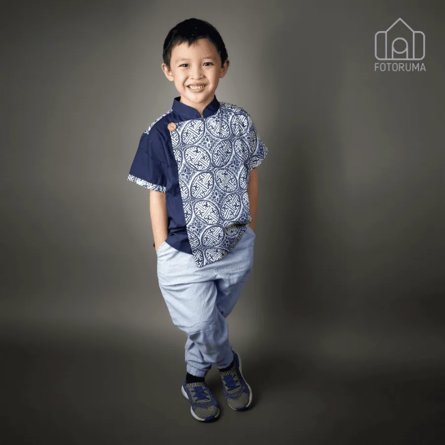 Foto kids portfolio anak laki-laki berbatik di studio Fotoruma