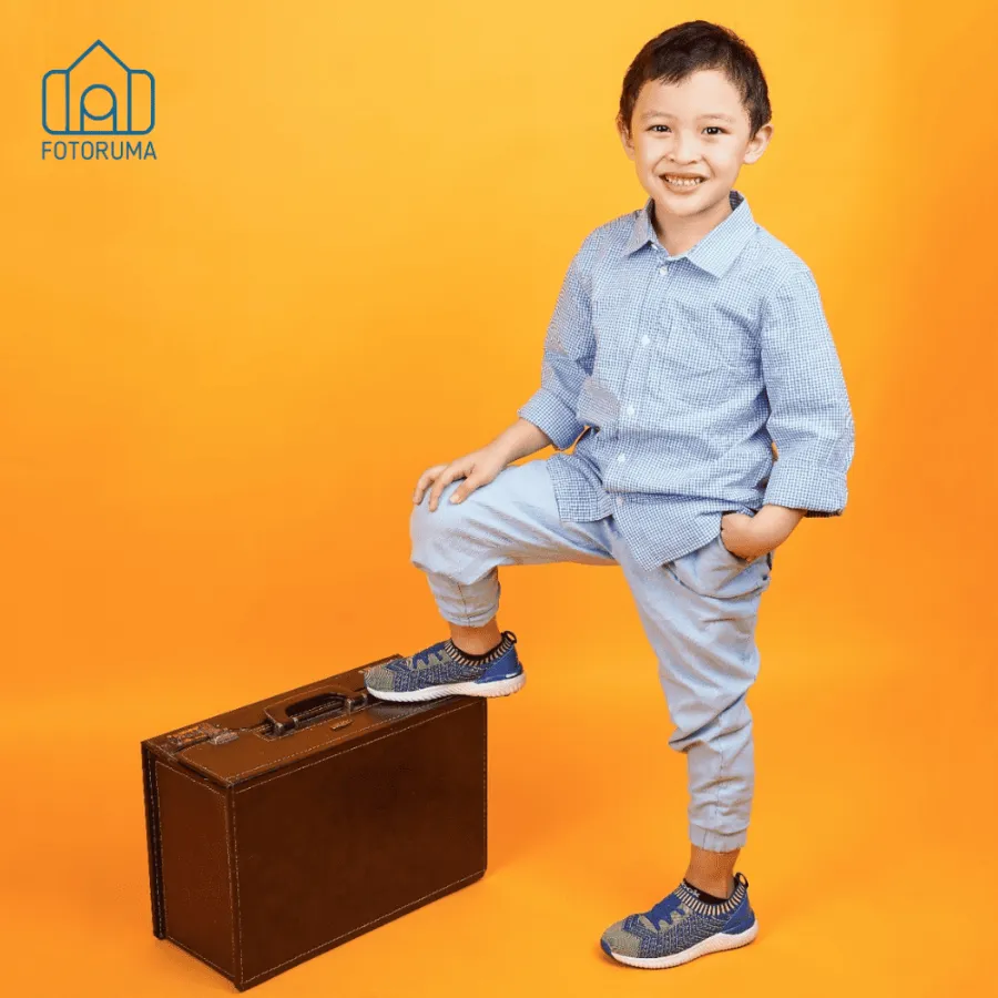 Foto kids portfolio anak laki-laki dengan latar oranye