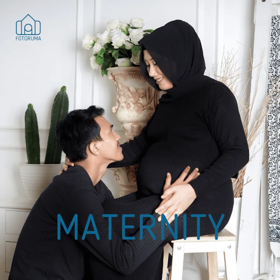 Foto maternity pasangan menanti buah hati di studio Fotoruma