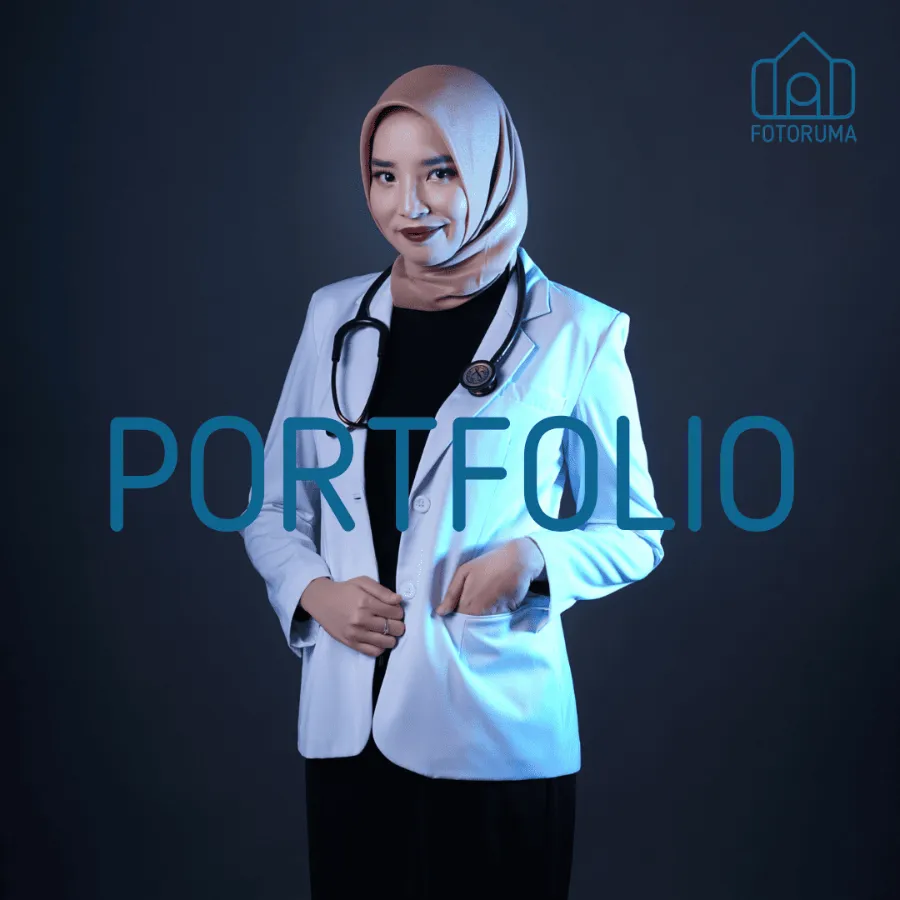 Foto portfolio profesional dokter berjas putih di studio Fotoruma