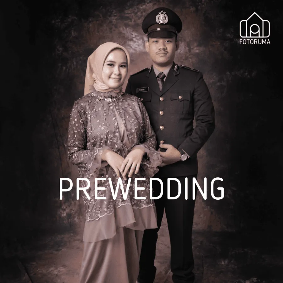 Foto prewedding pasangan dengan seragam dinas Polri di studio Fotoruma