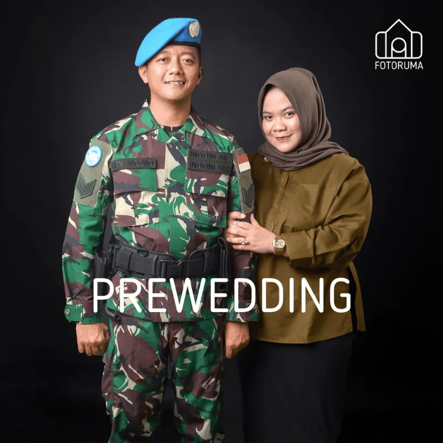 Foto prewedding pasangan dengan seragam TNI di studio Fotoruma