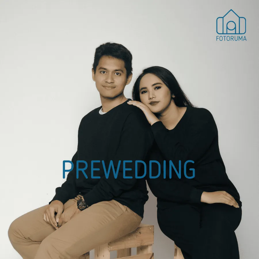 Foto prewedding pasangan berbusana hitam dengan latar putih