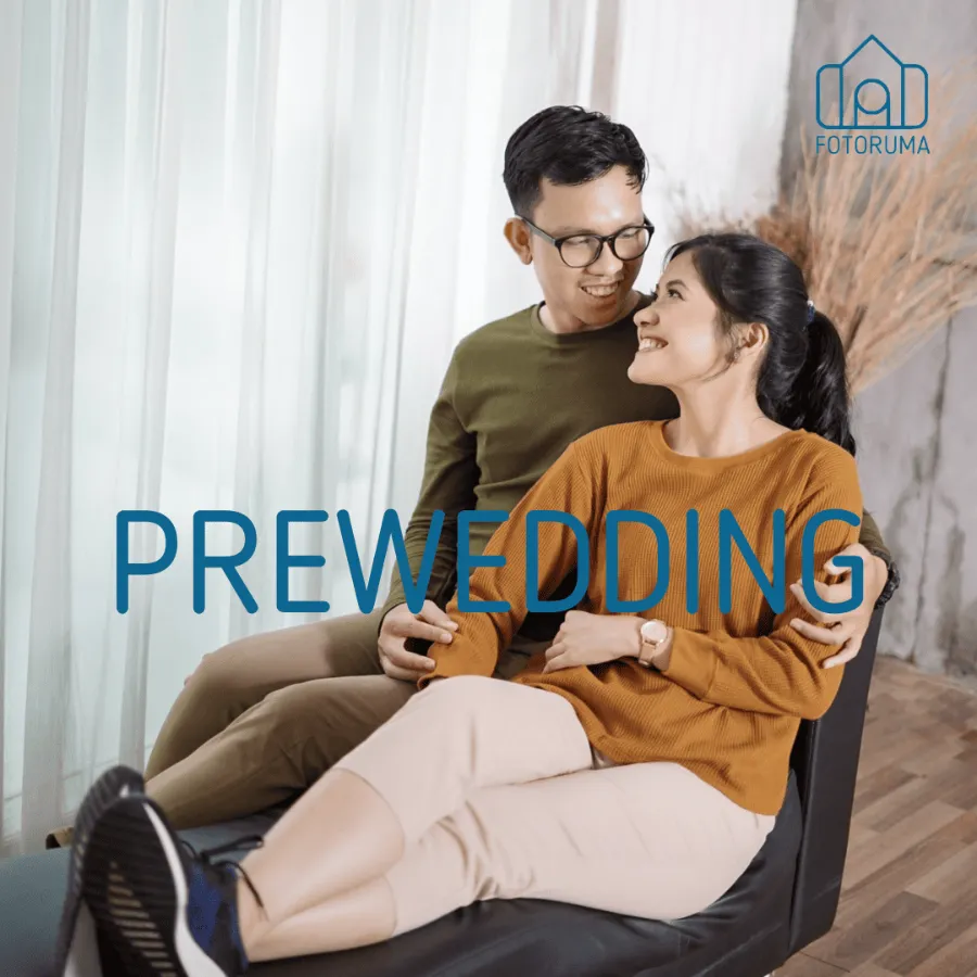 Foto prewedding pasangan casual di set tirai putih studio Fotoruma