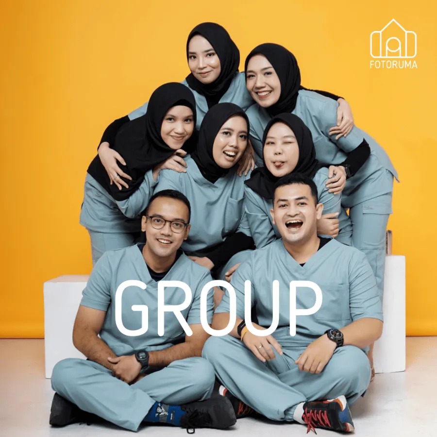 Tim tenaga kesehatan berseragam scrub di studio Fotoruma