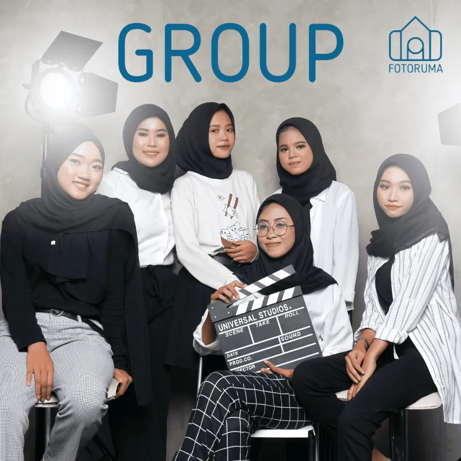 Grup bergaya retro di set biru studio Fotoruma