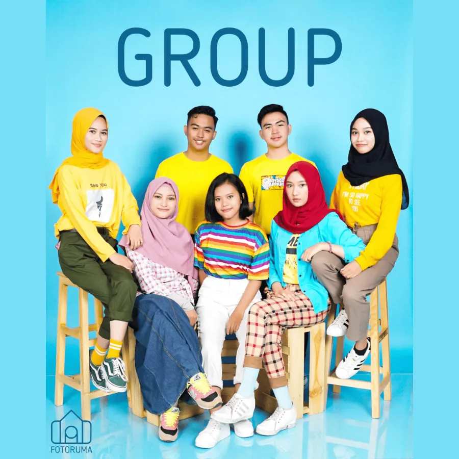 Grup remaja berbaju kuning di studio Fotoruma dengan latar biru