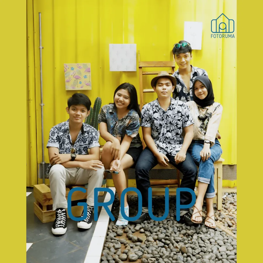 Grup berkemeja motif tropis di set kuning studio Fotoruma