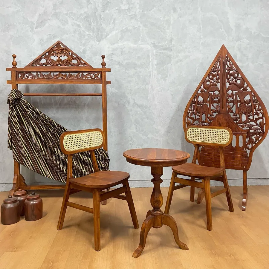 Set studio bernuansa Jawa dengan kursi kayu dan gebyok ukir