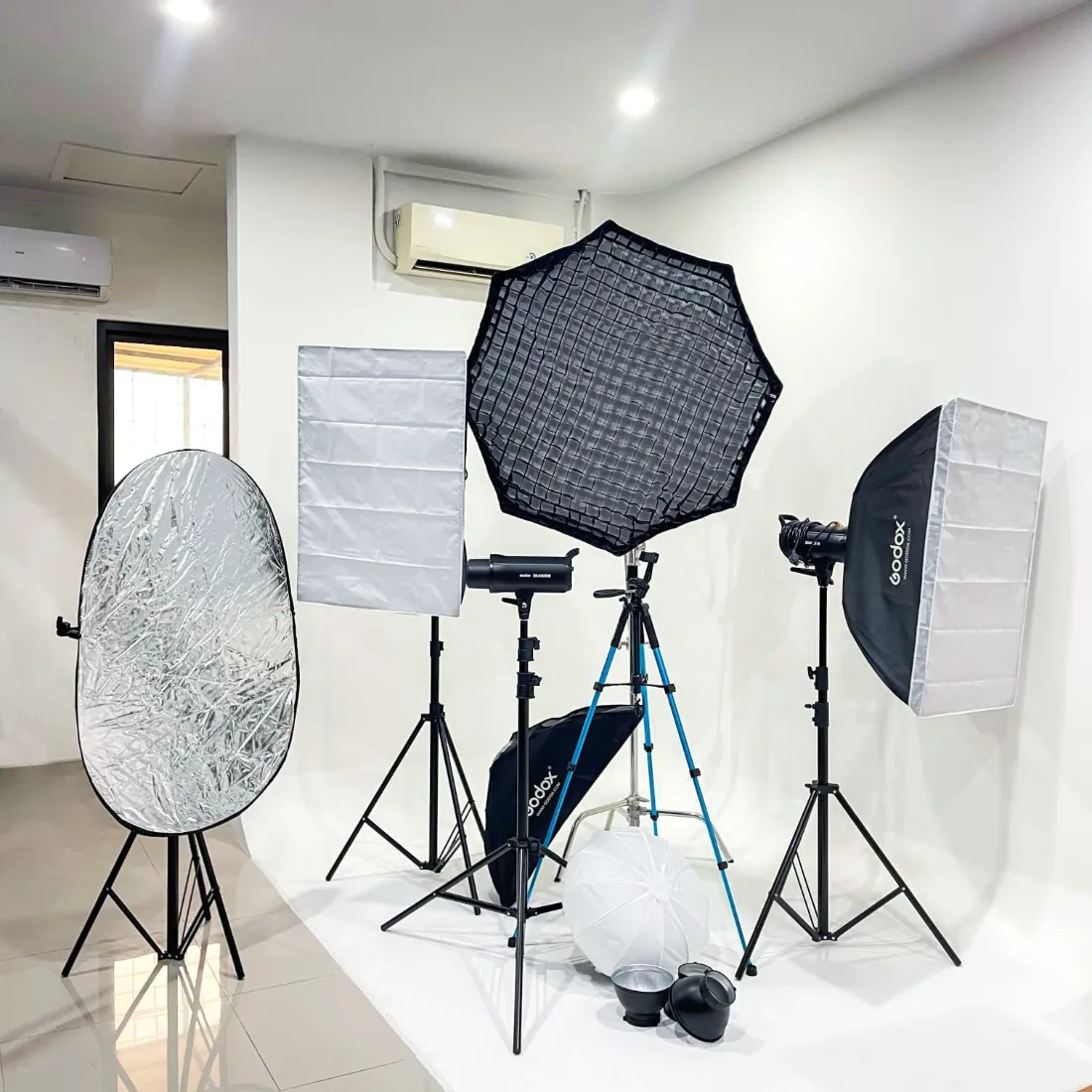Perlengkapan lighting di studio Fotoruma