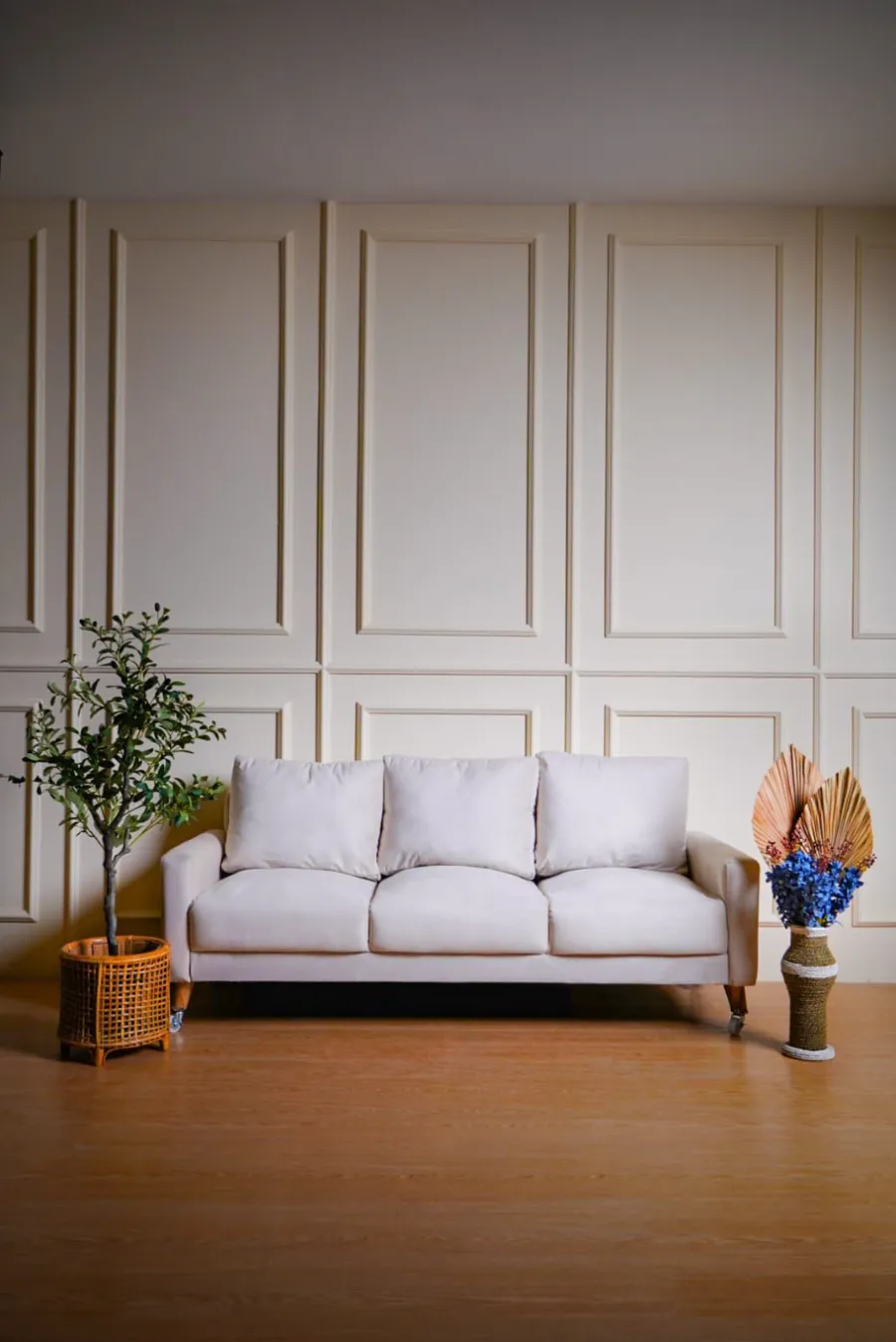 Set studio Fotoruma dengan sofa dan dinding panel klasik